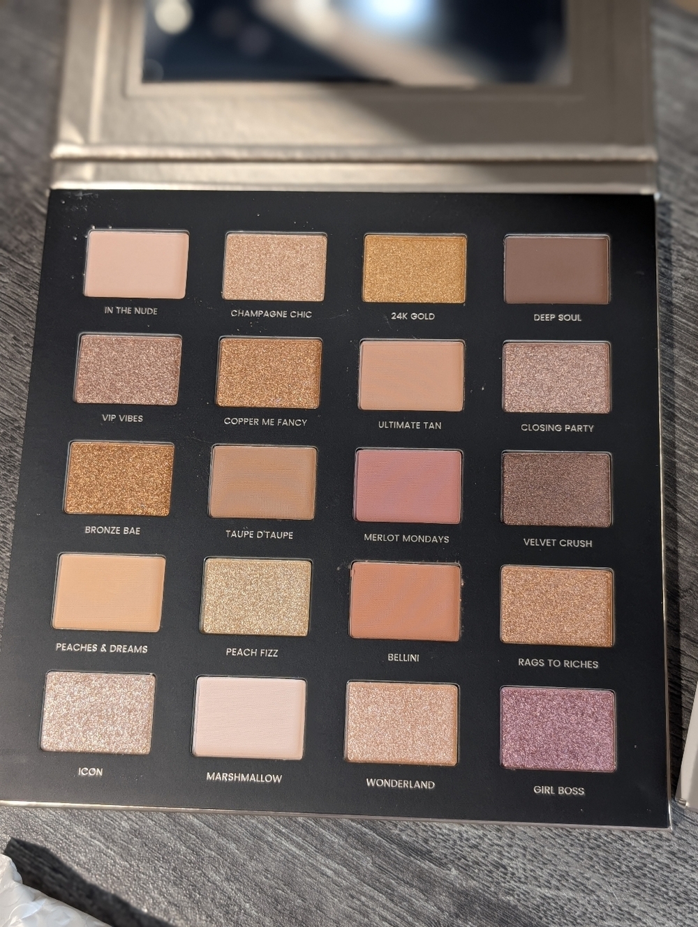 Iconic London Day to Slay Eyeshadow Palette - Picture 3 of 4